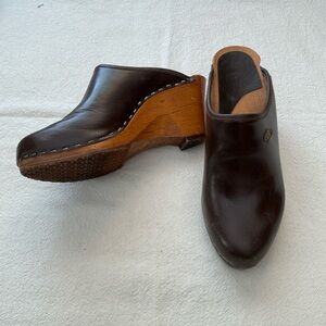 Vintage Brown Leather Clogs